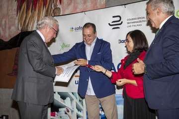 Los farmaceúticos de Las Palmas reconocen a las teldenses Pino Oliva y Mercedes Martín por sus 50 años de colegiada/TA.